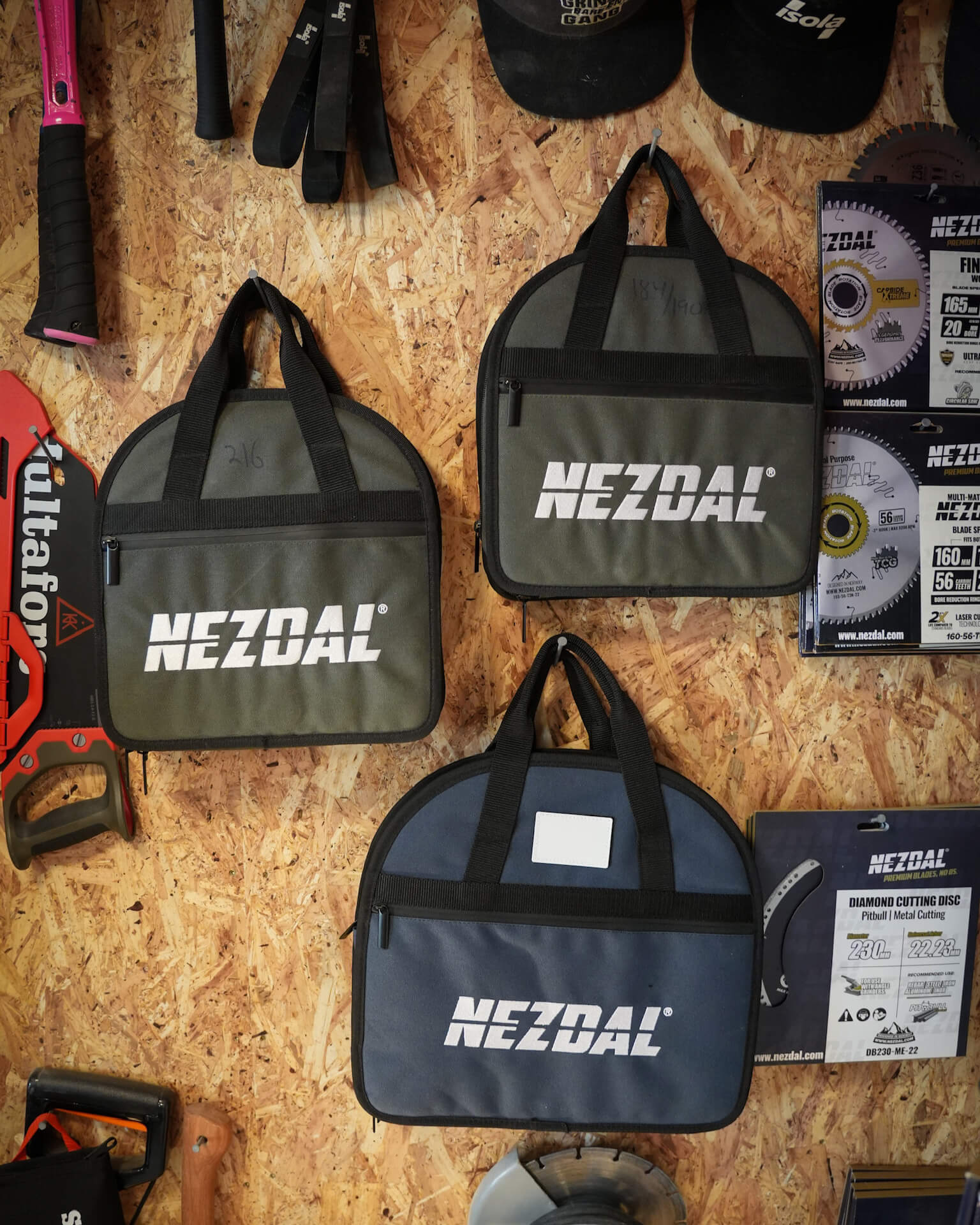 Bilde av oppevaringsbagger på vegg